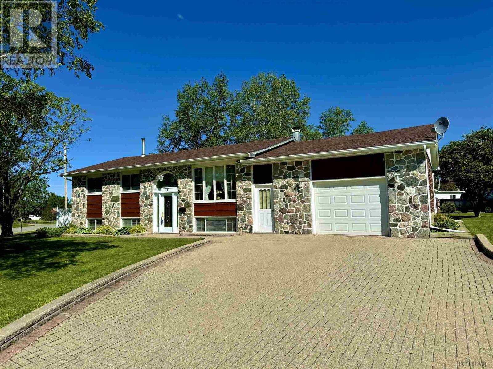 À vendre 71 Pine AVE, Smooth Rock Falls, Ontario P0L2B0 TM241157