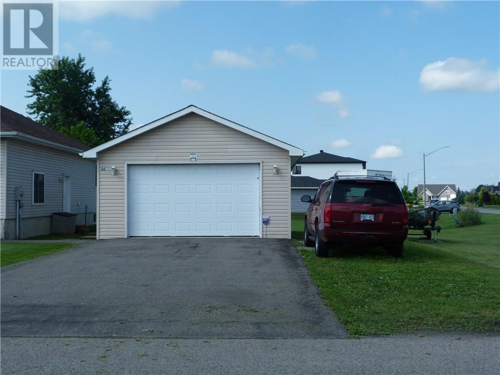 For sale 44 LORI LANE, Chesterville, Ontario K0C1H0 1402481 REALTOR.ca