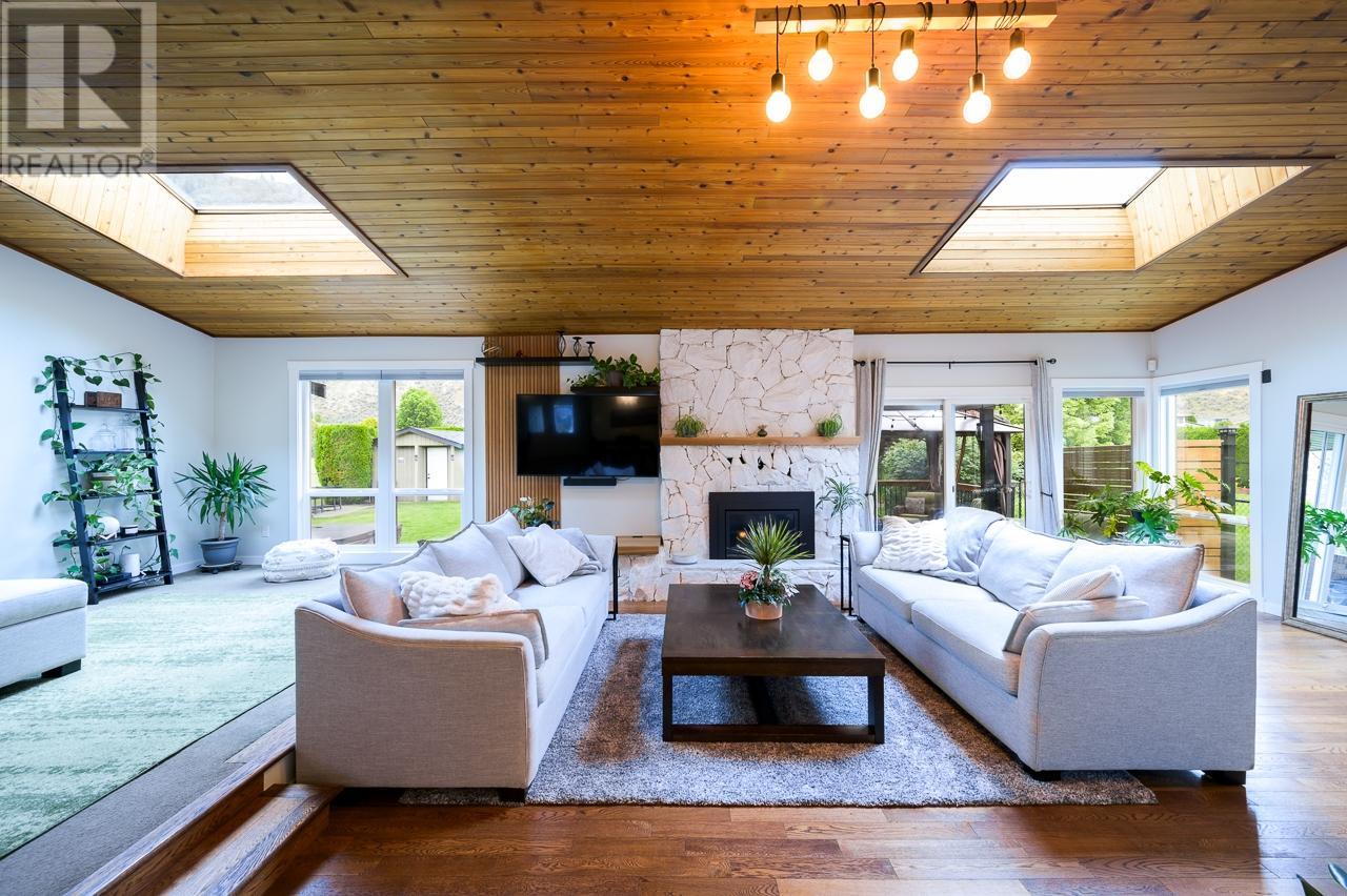 For sale 3692 NAVATANEE DRIVE, Kamloops, British Columbia V2H1S1