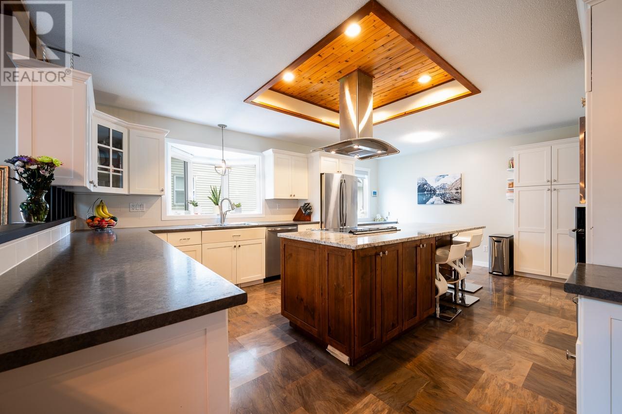 For sale 3692 NAVATANEE DRIVE, Kamloops, British Columbia V2H1S1