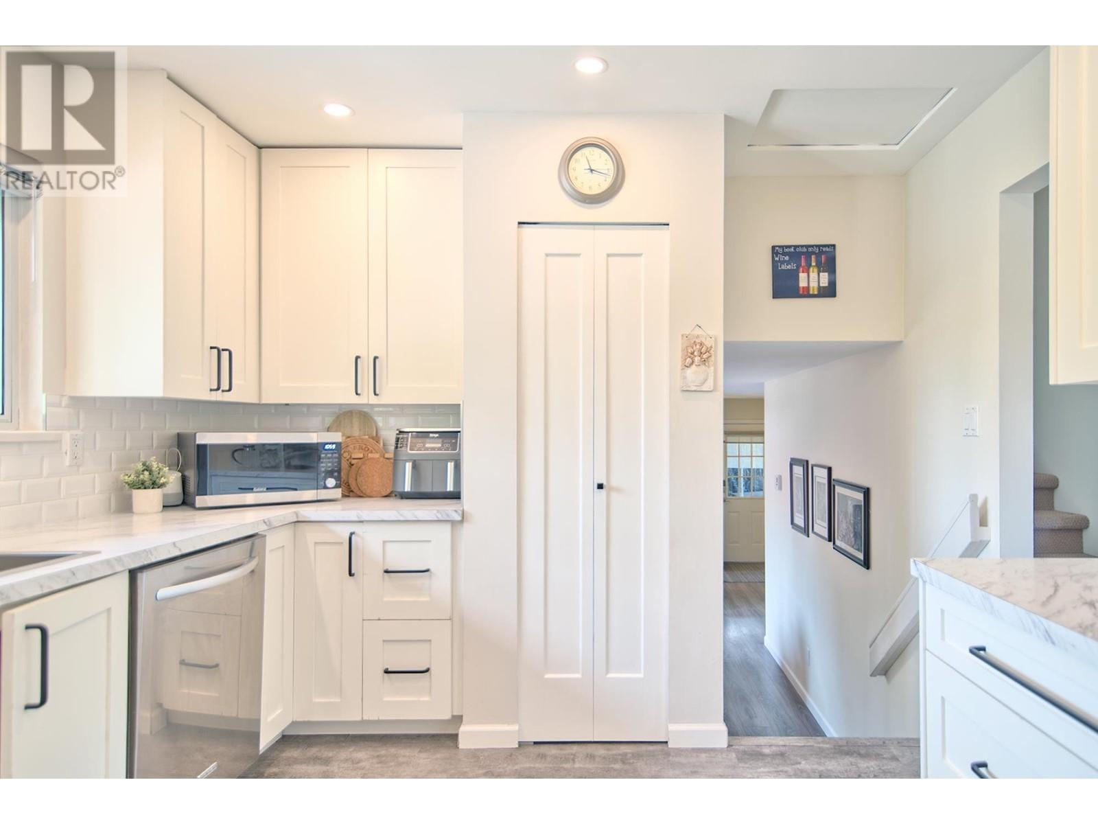 For sale 6454 SAMRON ROAD, Sechelt, British Columbia V7Z0M8 R2884749 REALTOR.ca