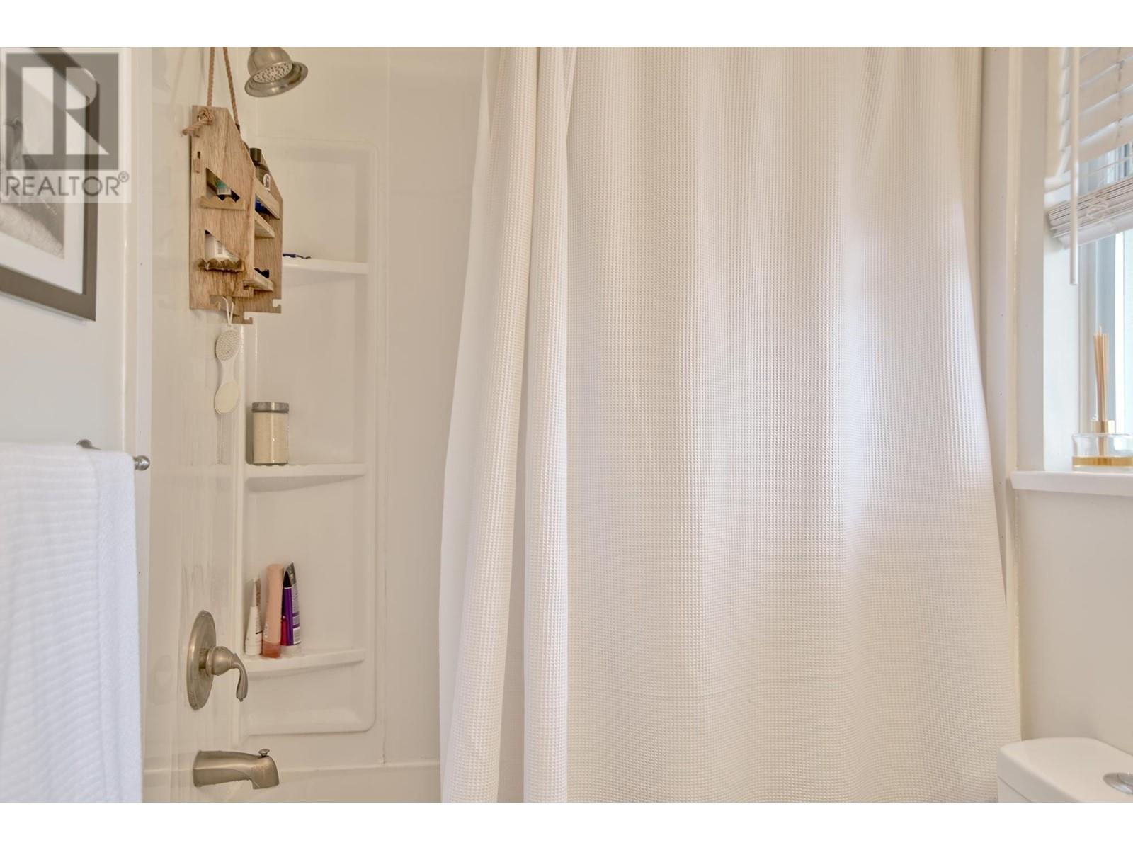 For sale 6454 SAMRON ROAD, Sechelt, British Columbia V7Z0M8 R2884749 REALTOR.ca