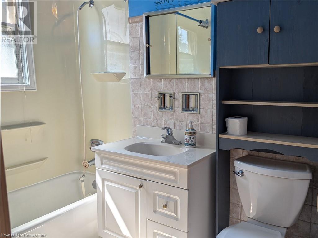 À vendre 163 East 42nd Street, Hamilton, Ontario L8T3A4 XH4206021