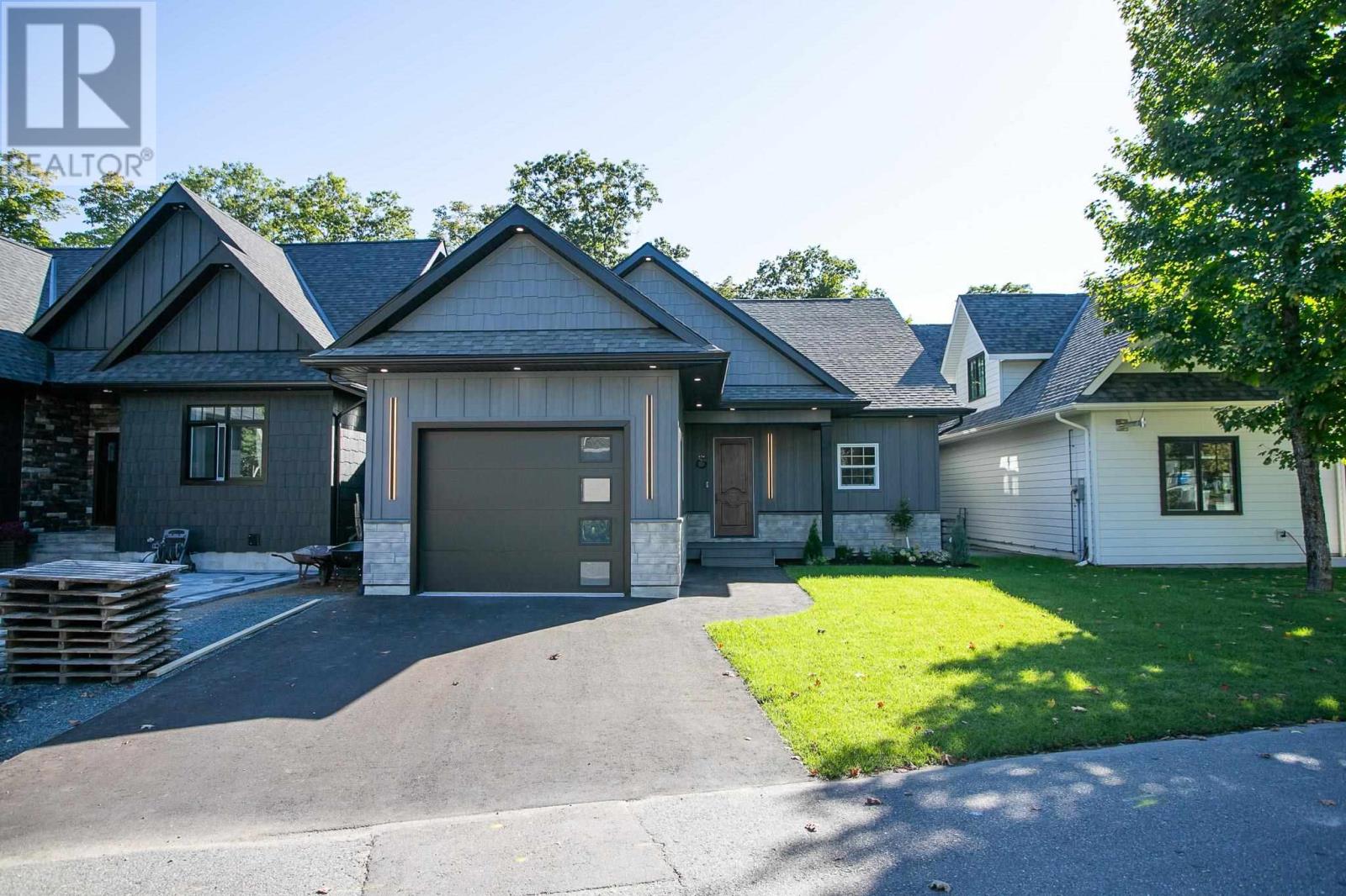 À vendre 8 Bluffs DR, Sault Ste. Marie, Ontario P6A0B5 SM242561