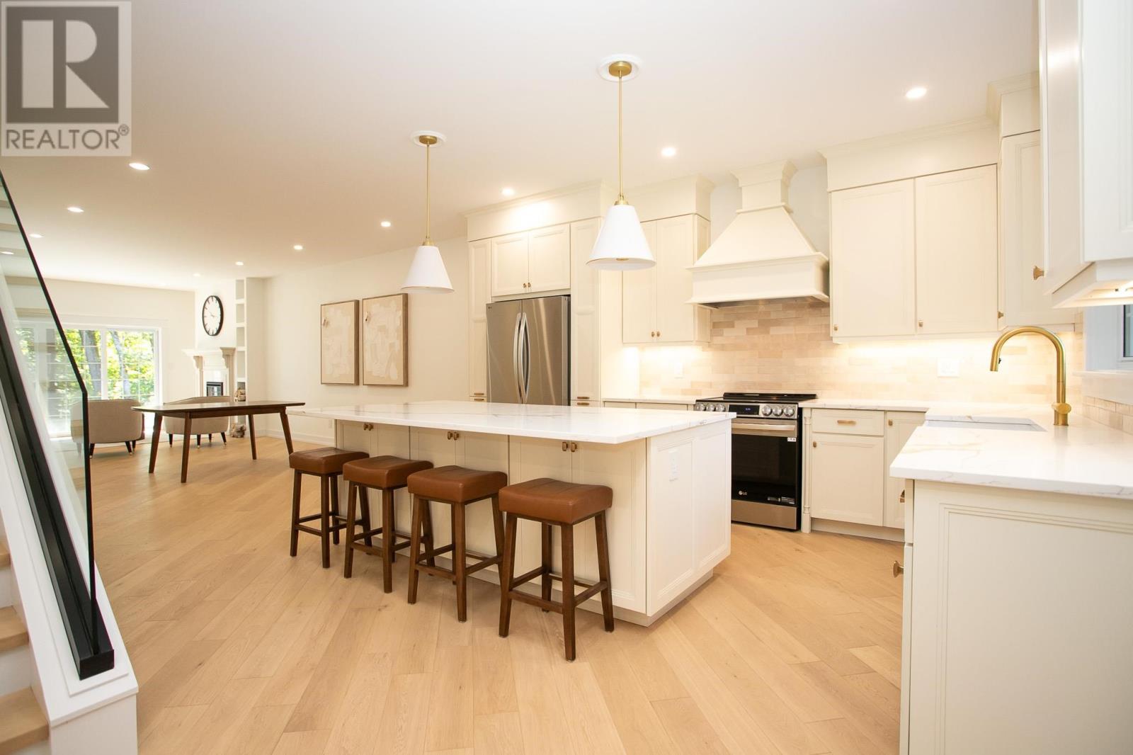 À vendre 8 Bluffs DR, Sault Ste. Marie, Ontario P6A0B5 SM242561