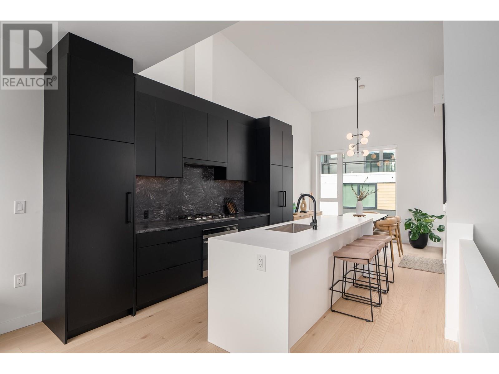 For sale 228 650 E 2ND STREET, North Vancouver, British Columbia