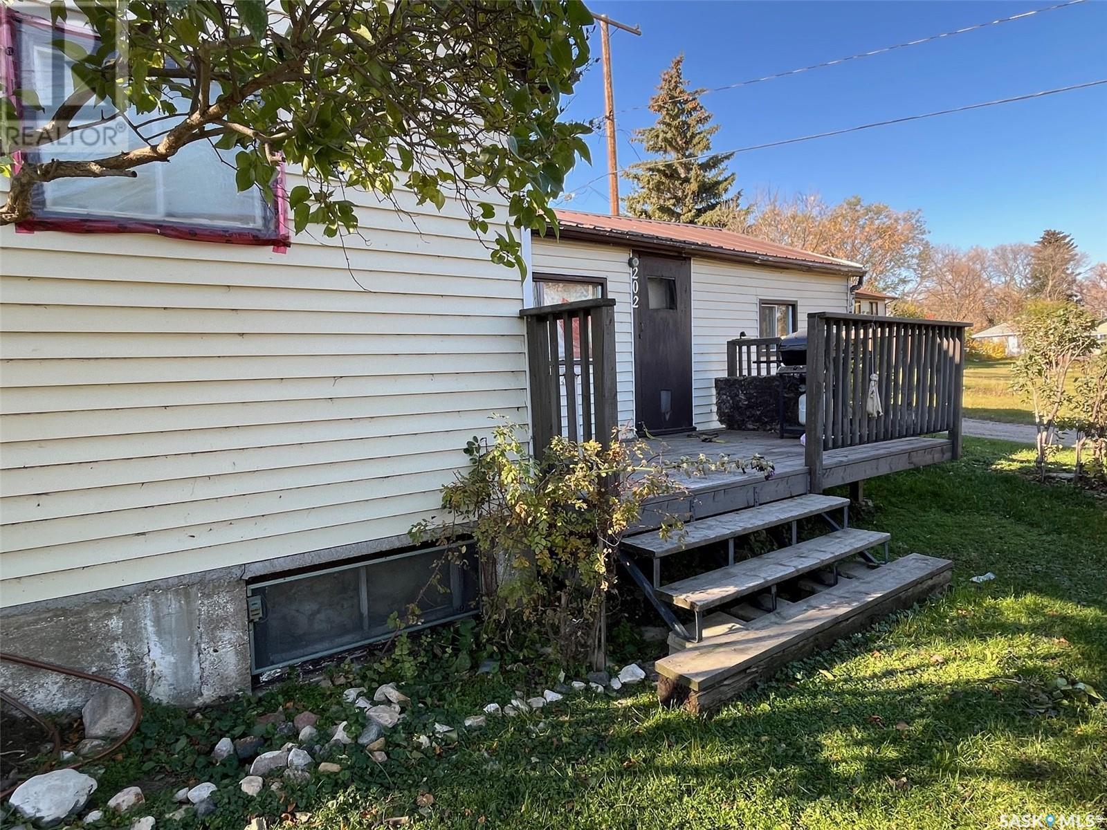 For sale 202 3rd AVENUE, Young, Saskatchewan S0K4Y0 SK986437 REALTOR.ca