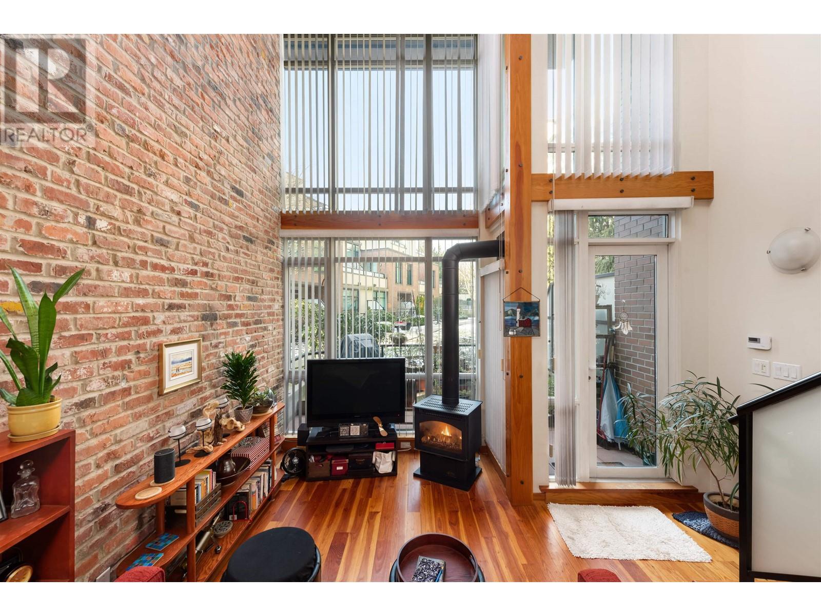 For sale: 104 10 RENAISSANCE SQUARE, New Westminster