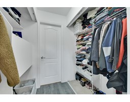 For sale: 307 15210 GUILDFORD DRIVE, Surrey, British