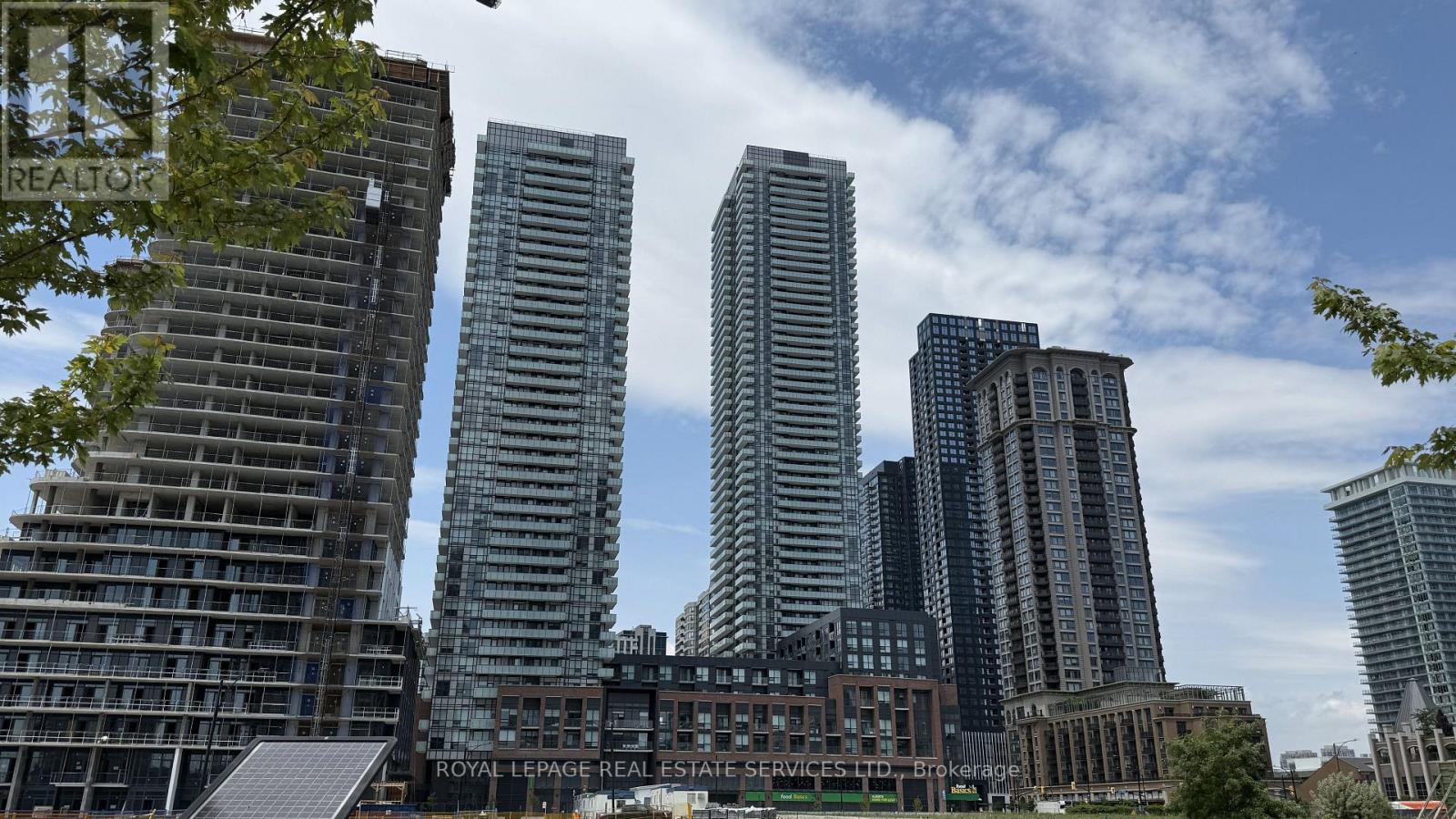 High-rise condos Square One - condo cleaning service in Mississauga City Centre