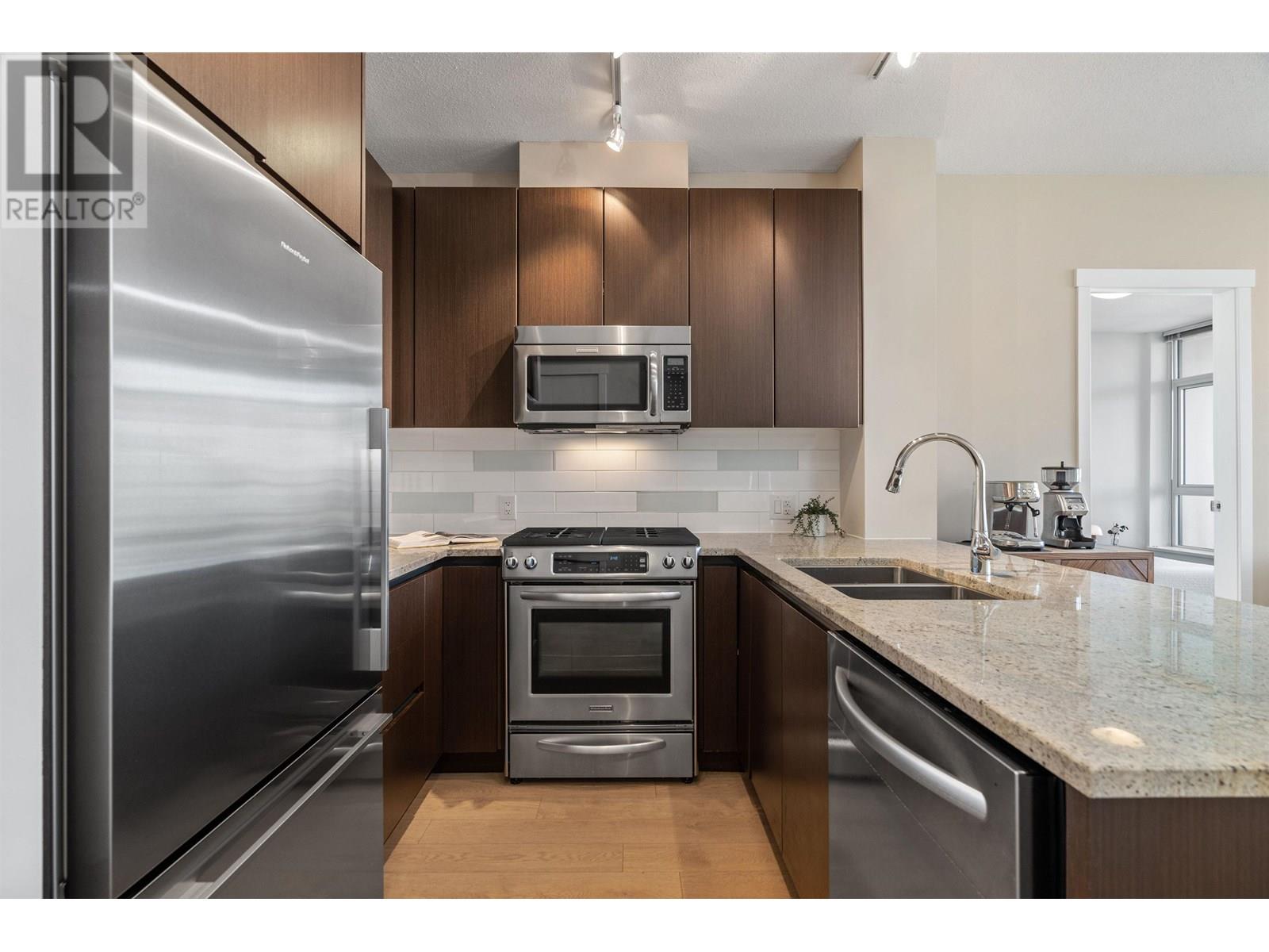 【中古】 Second Storey / Double Divide For sale: 408 135 W 2ND STREET, North Vancouver, British