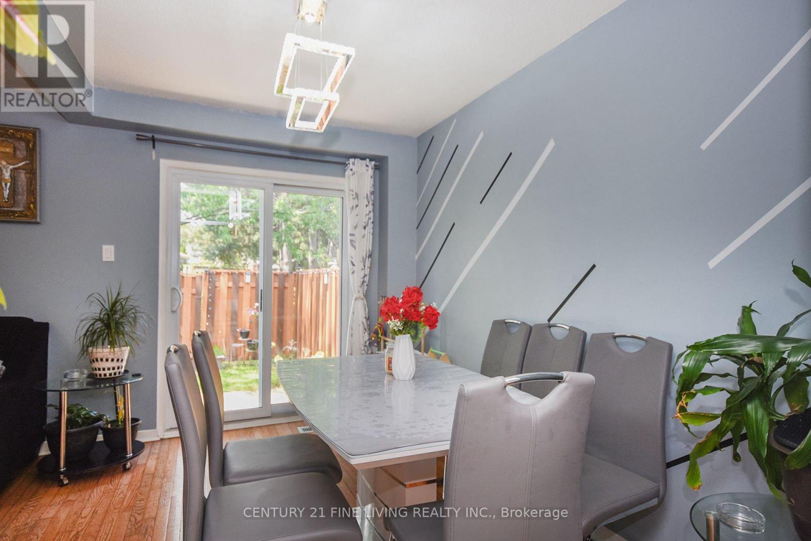 Row / Townhouse for Sale in 34 - 2700 BATTLEFORD ROAD|Mississauga (Meadowvale), Ontario L5N2S7 3