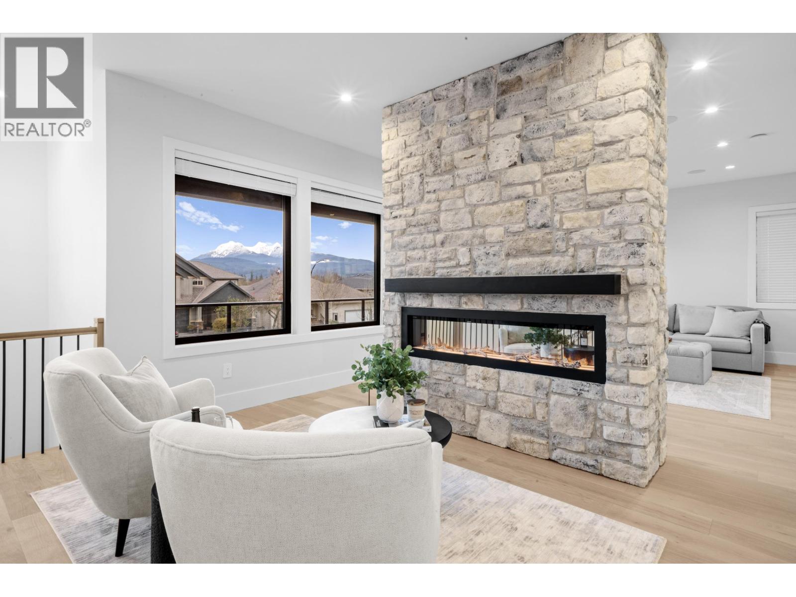 For sale: 21996 ISAAC CRESCENT, Maple Ridge, British