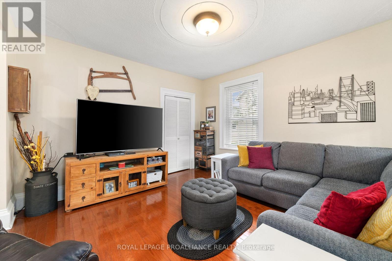 ▼ ben Multifunctional Leather Ben with Metal Legs and Safety Hinge