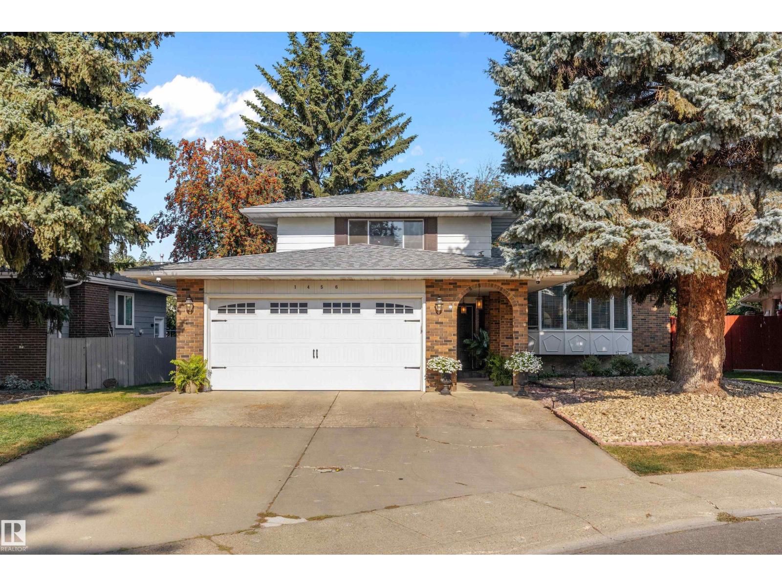 For sale: 1456 KNOTTWOOD RD E NW, Edmonton, Alberta T6K2J9