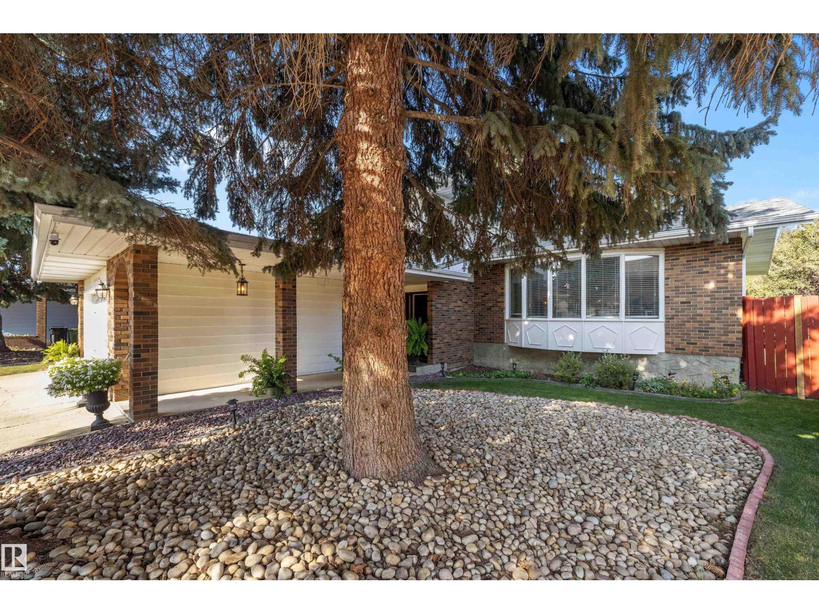 For sale: 1456 KNOTTWOOD RD E NW, Edmonton, Alberta T6K2J9