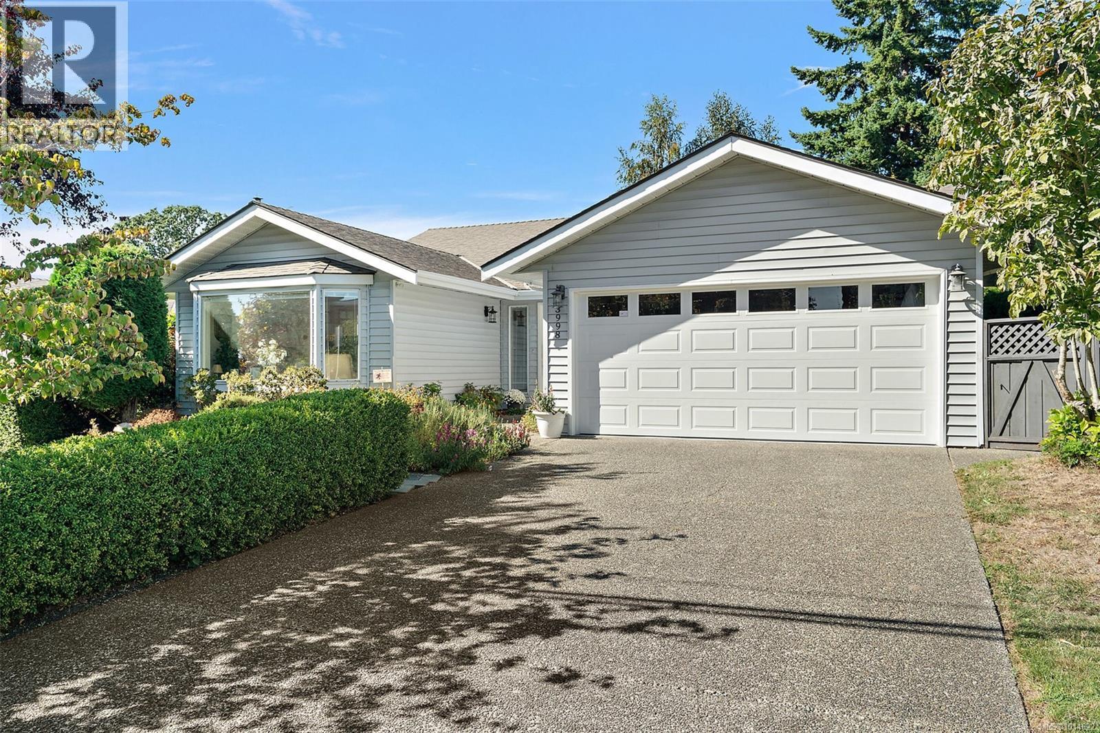 For sale: 3998 Cedar Hill Rd, Saanich, British Columbia