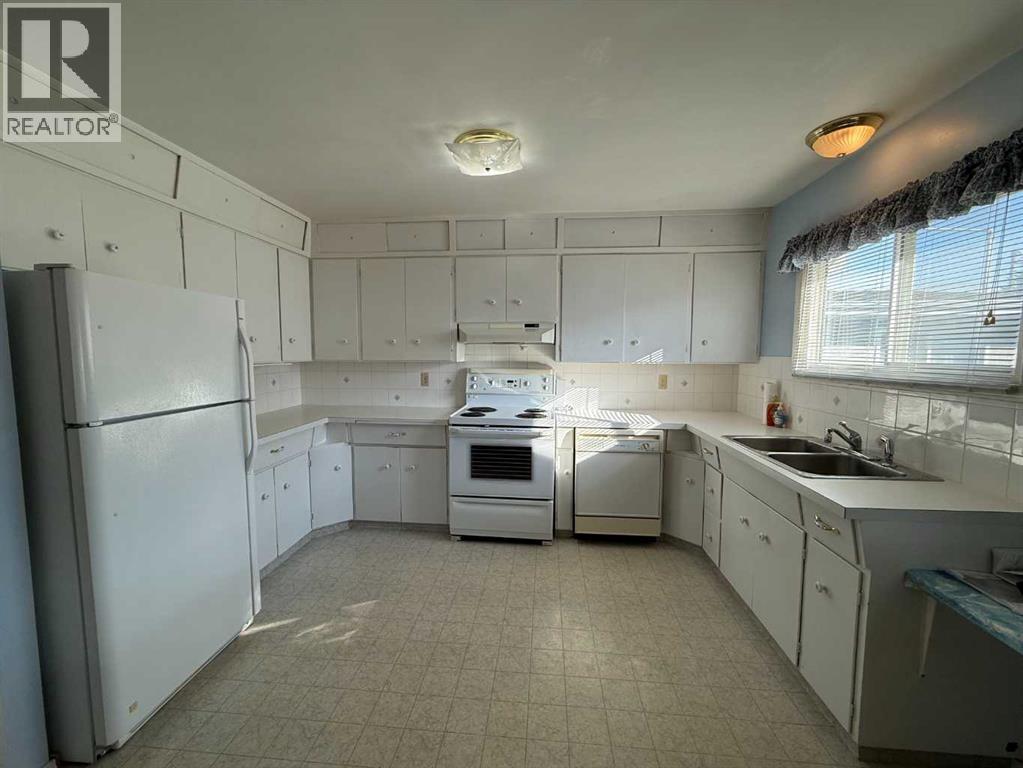 For sale: 4413 43 Street, Ponoka, Alberta T4J1B8 - A2260326