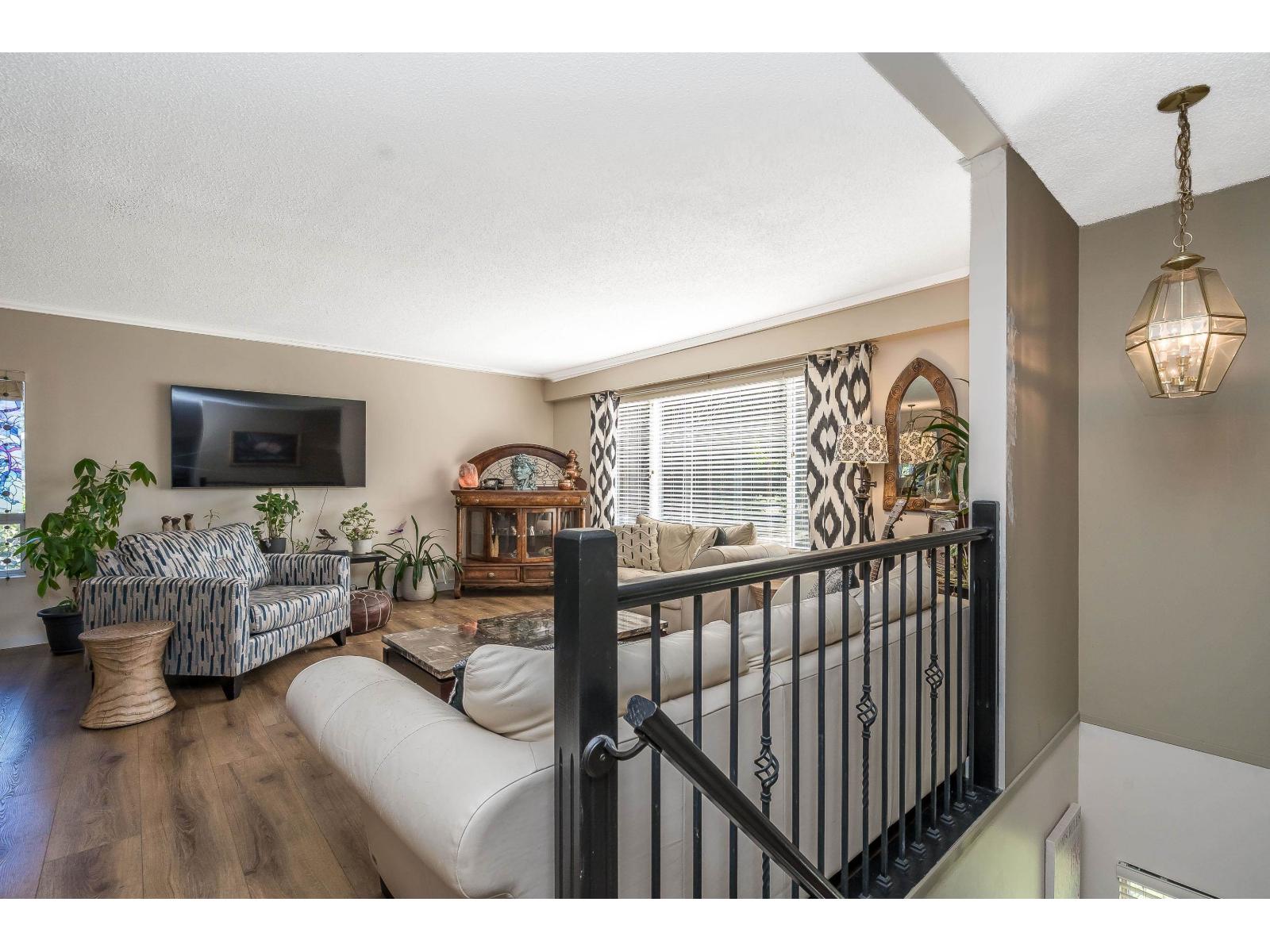 メルべページ For sale: 101 3500 144 STREET, Surrey, British Columbia