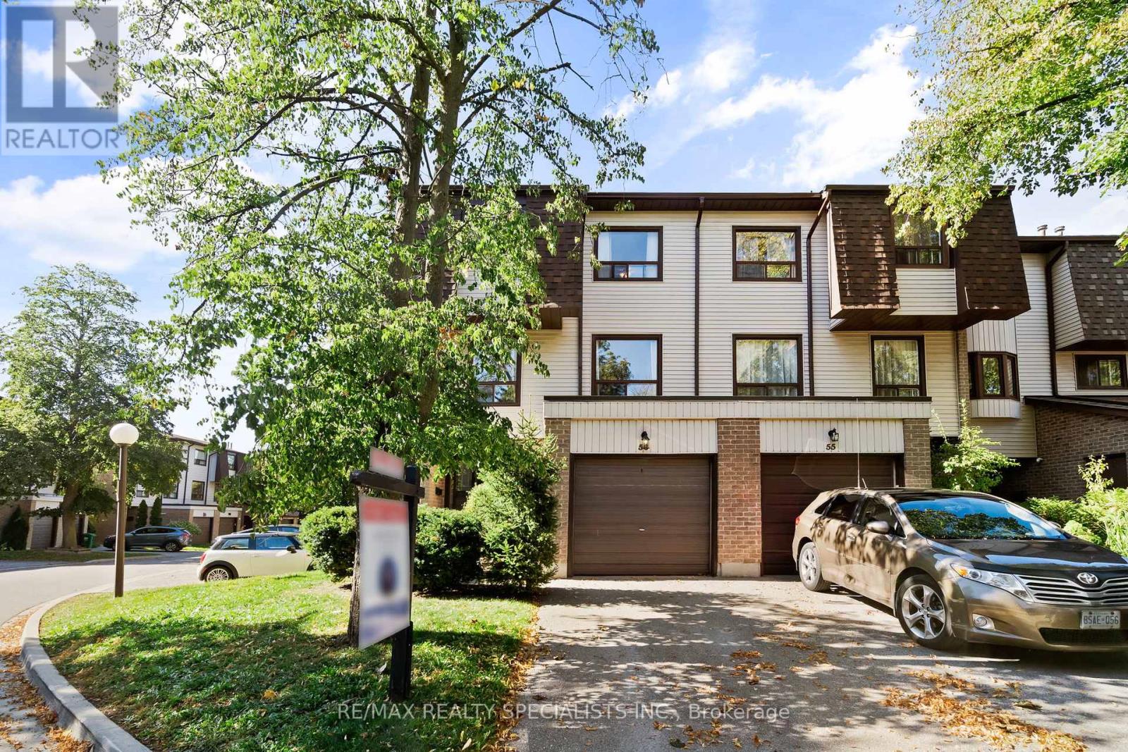 Modern townhomes and suburban development - house cleaning in Meadowvale Mississauga