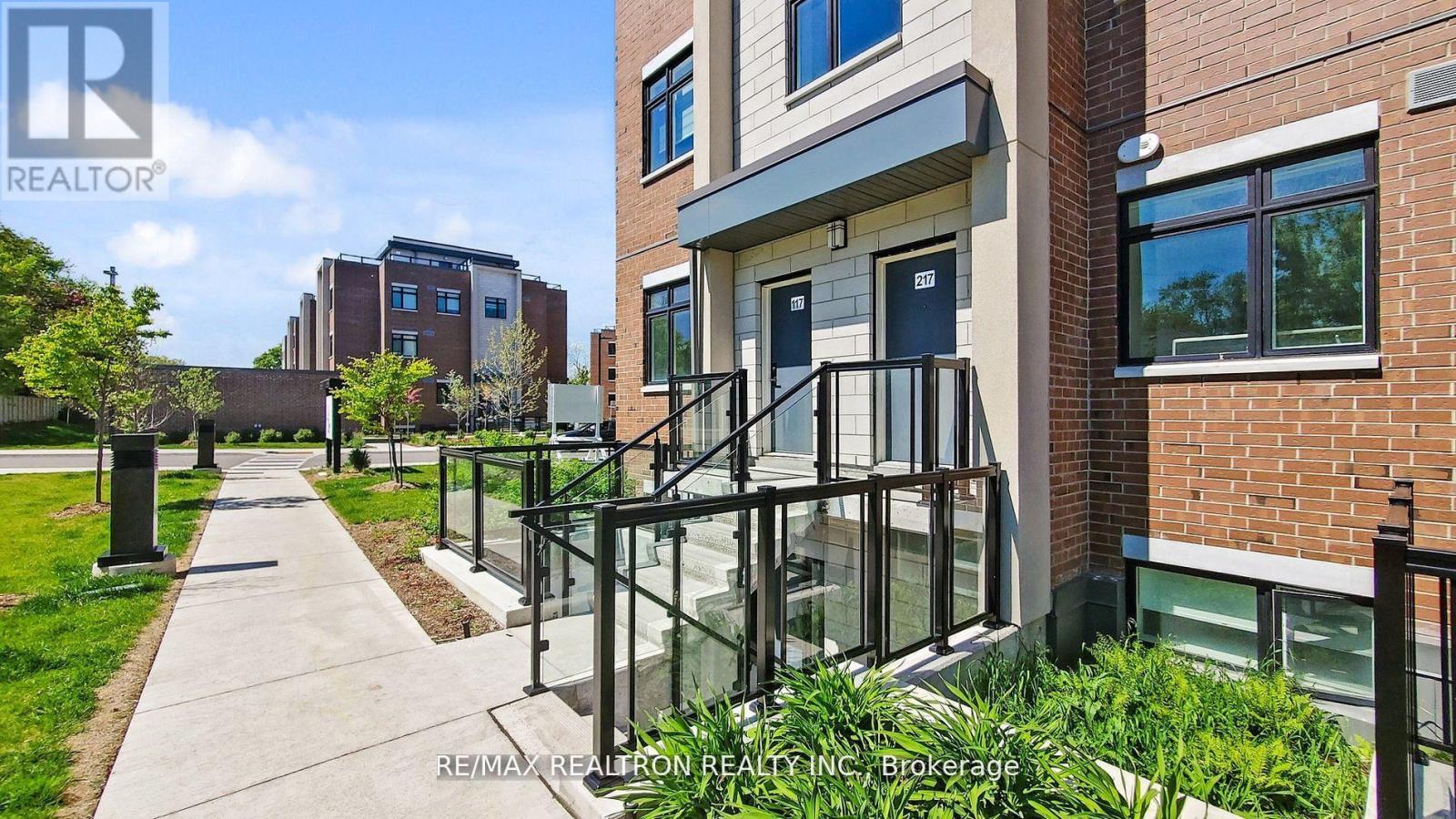 Row / Townhouse for Sale in 217 - 1070 DOUGLAS MCCURDY COMMON|Mississauga (Lakeview), Ontario L5G0C6 2