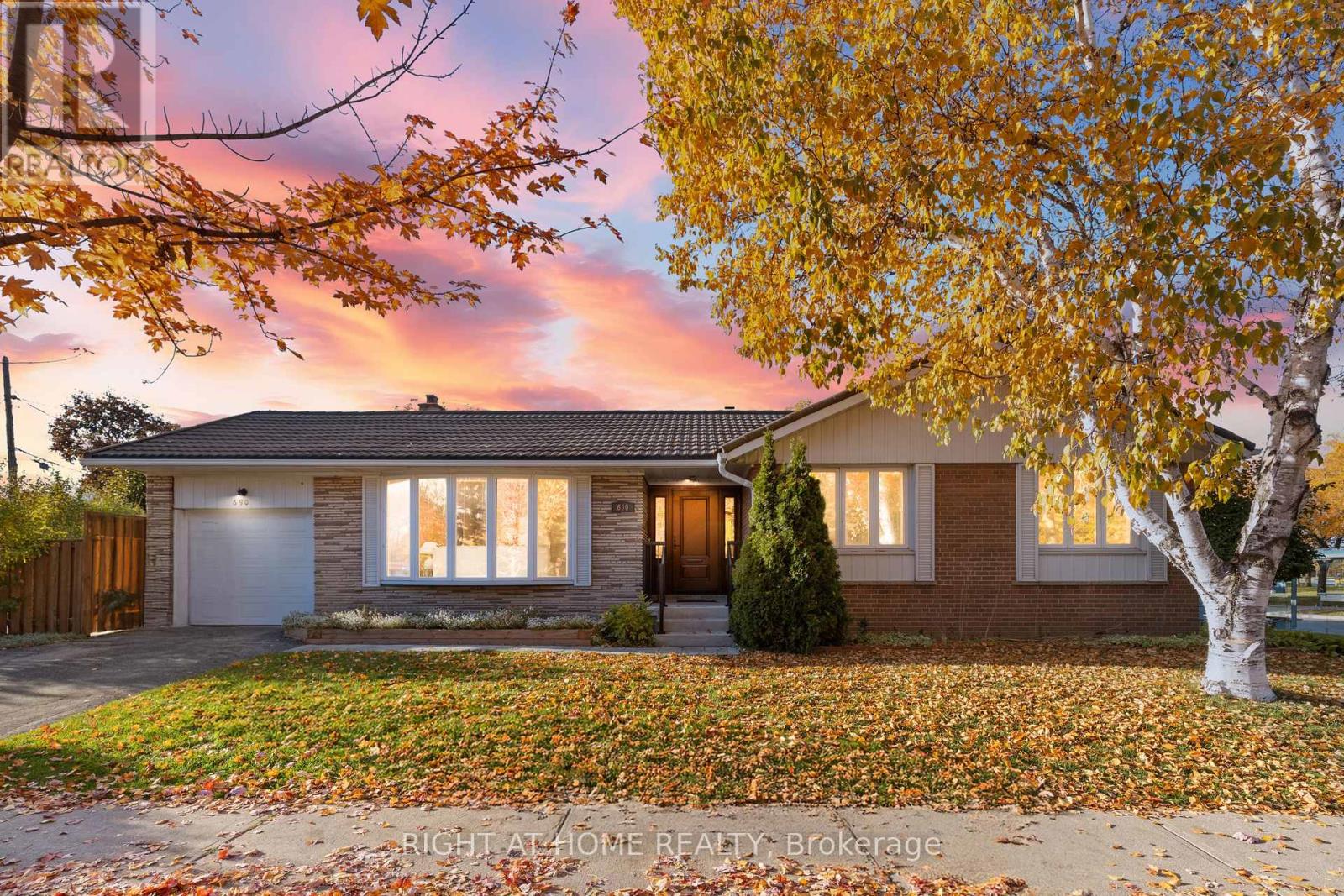 For sale: 690 THE WEST MALL W, Toronto (Eringate-Centennial-West