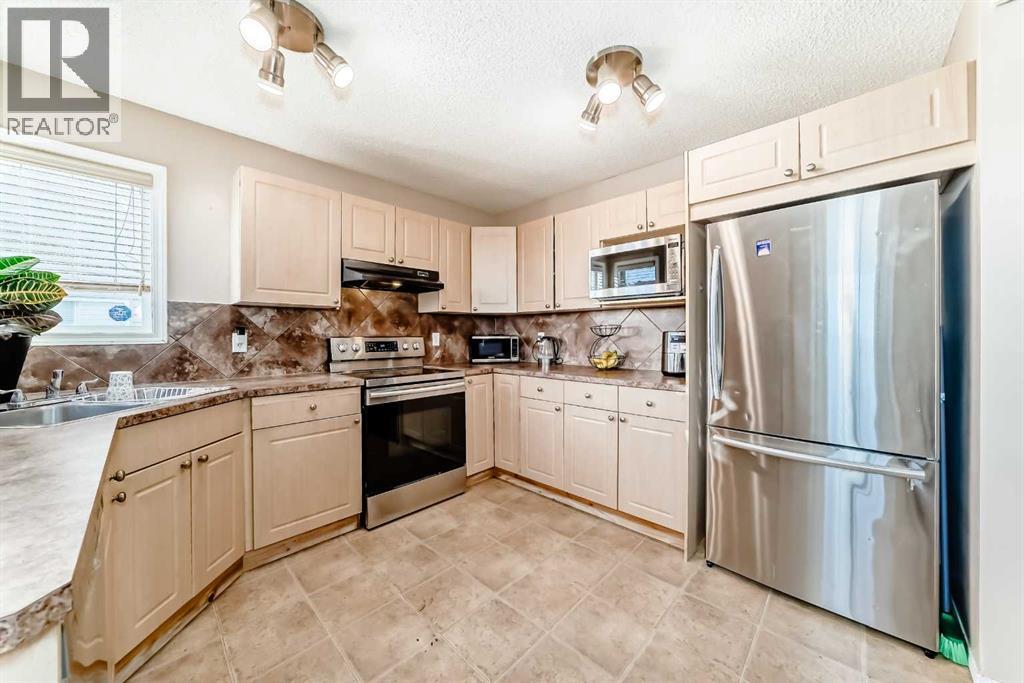 Duplex for Sale in 79 Saddlebrook Common NE|Calgary, Alberta T3J0J6 5