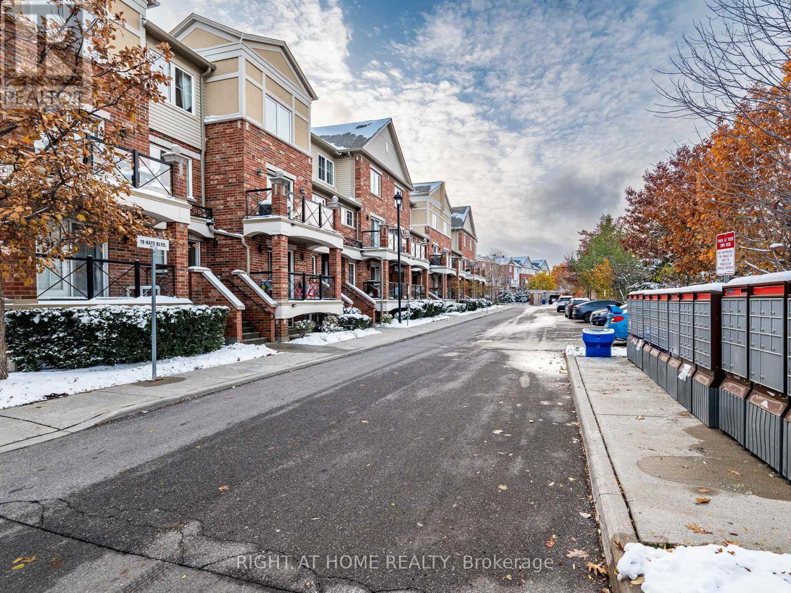 Row / Townhouse for Sale in 9 - 19 HAYS BOULEVARD|Oakville (RO River Oaks), Ontario L6H0H8 2