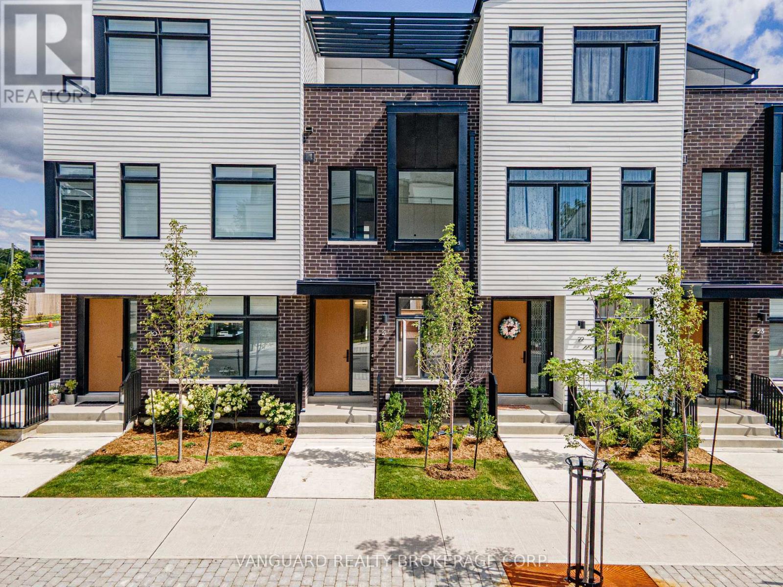 Row / Townhouse for Sale in 21 - 15 LOU PARSONS WAY|Mississauga (Port Credit), Ontario L5H0B2 3