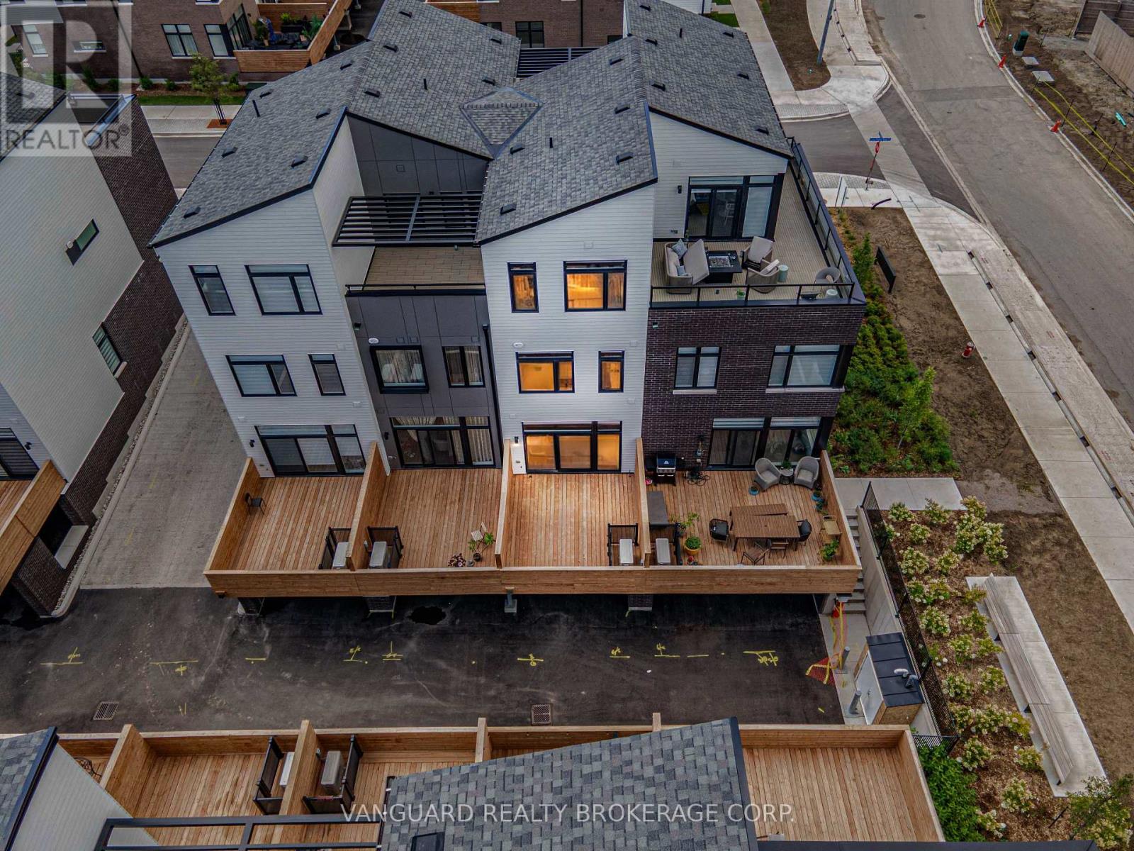 Row / Townhouse for Sale in 21 - 15 LOU PARSONS WAY|Mississauga (Port Credit), Ontario L5H0B2 2