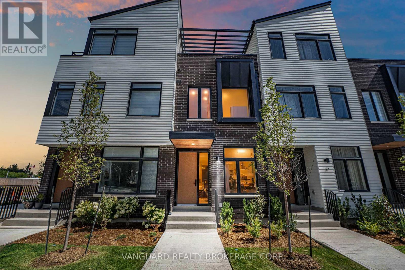 Row / Townhouse for Sale in 21 - 15 LOU PARSONS WAY|Mississauga (Port Credit), Ontario L5H0B2