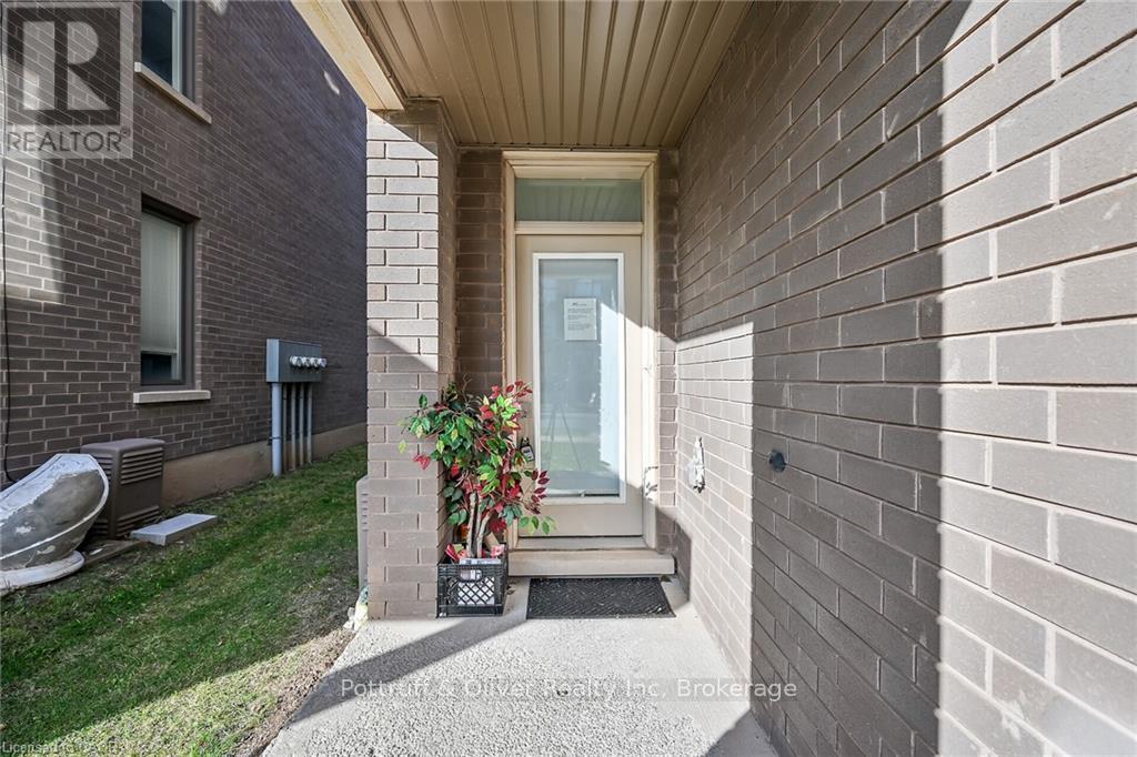 Row / Townhouse for Sale in 205 SABINA DRIVE|Oakville (GO Glenorchy), Ontario L6H0L4 4
