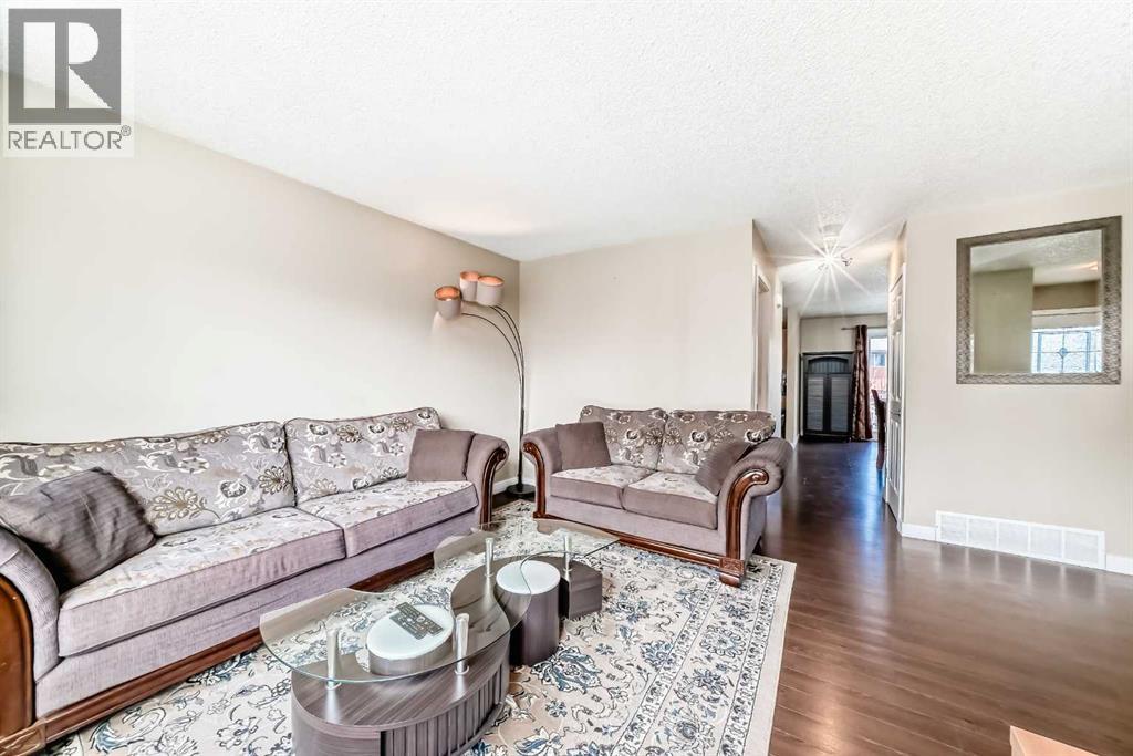 House for Sale in 148 Pinemill Mews NE|Calgary, Alberta T1Y4R6 3