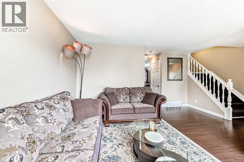 House for Sale in 148 Pinemill Mews NE|Calgary, Alberta T1Y4R6 4