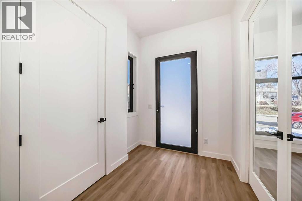 House for Sale in 2107 Victoria Crescent NW|Calgary, Alberta T2M4E3 2