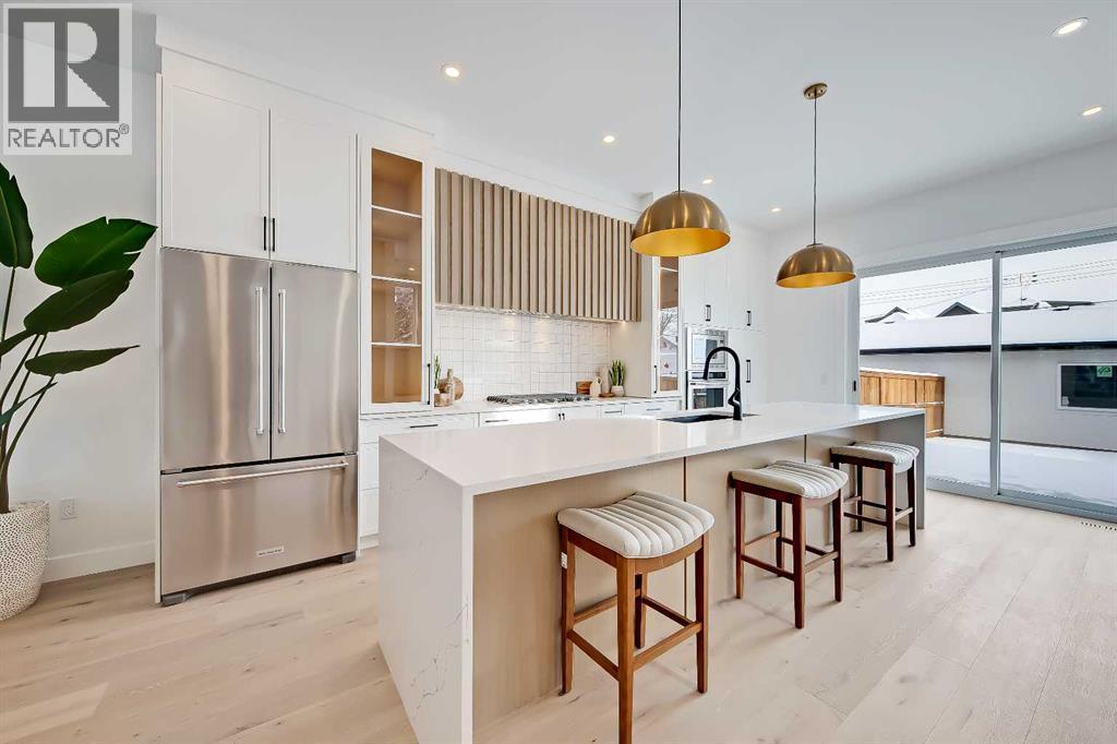 Duplex for Sale in 215 25 Avenue NW|Calgary, Alberta T2M2A6 4