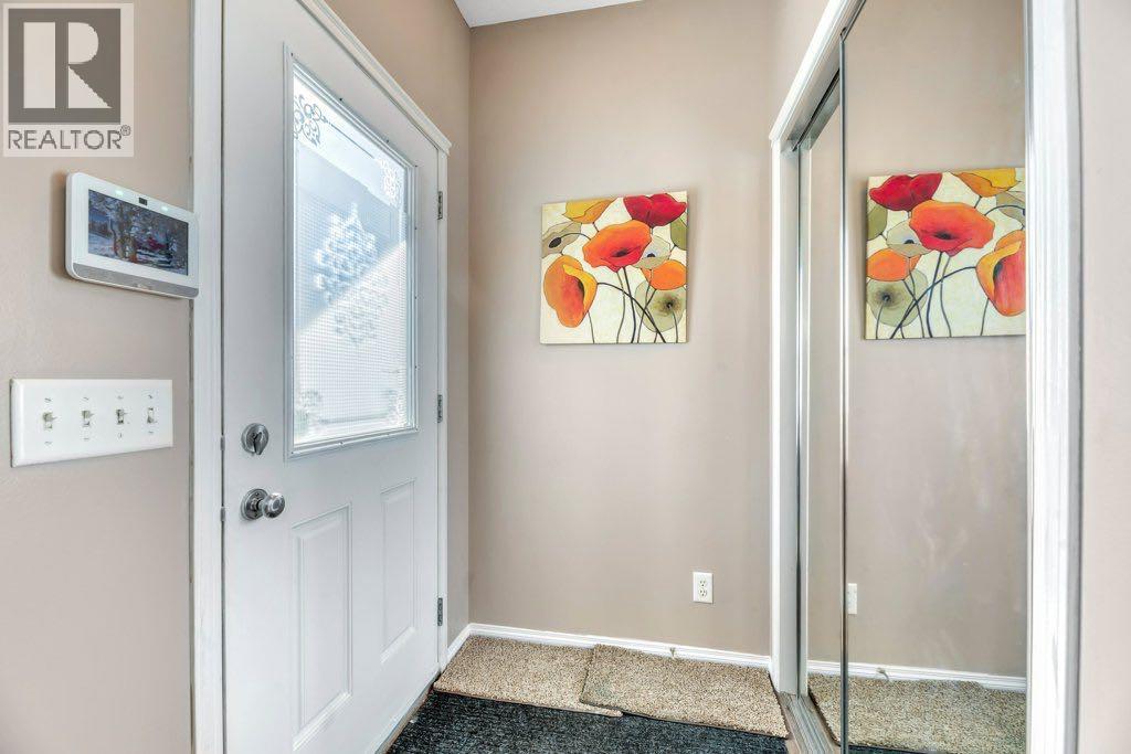 House for Sale in 319 SADDLEBROOK Circle E|Calgary, Alberta T3J0J9 2