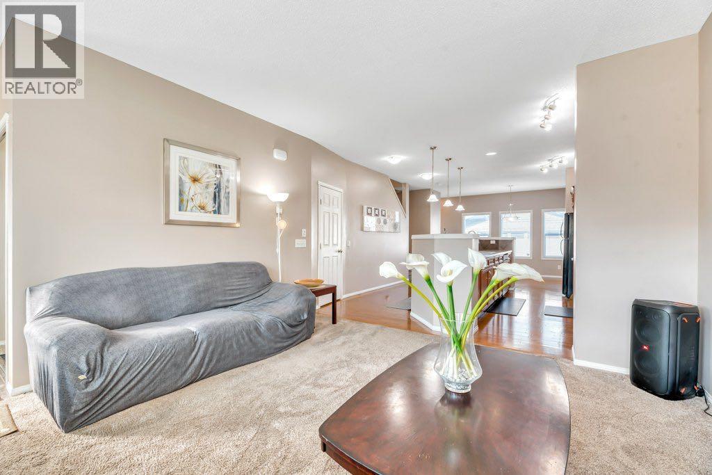 House for Sale in 319 SADDLEBROOK Circle E|Calgary, Alberta T3J0J9 3