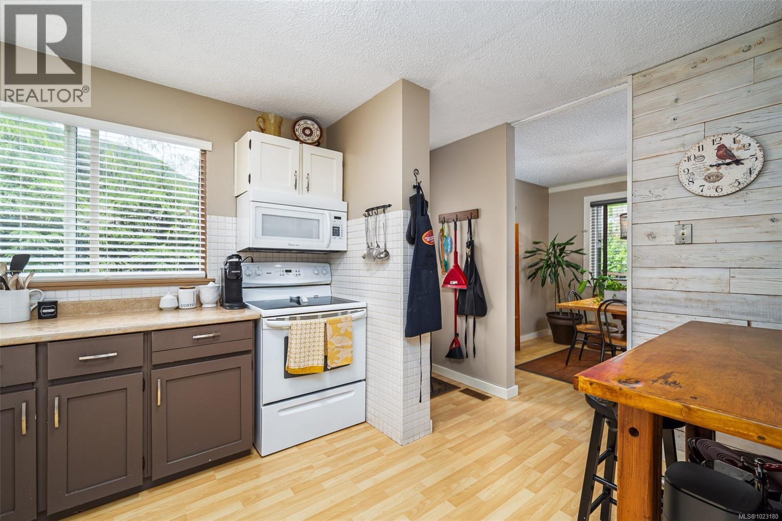 For sale: 561 McMillan Dr, Sayward, British Columbia V0P1R0 - 1023180 ...