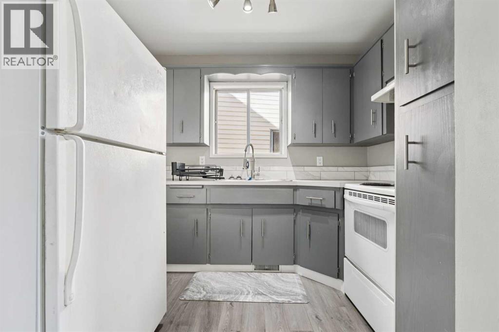 House for Sale in 218 Falmere Way NE|Calgary, Alberta T3J2X9 5