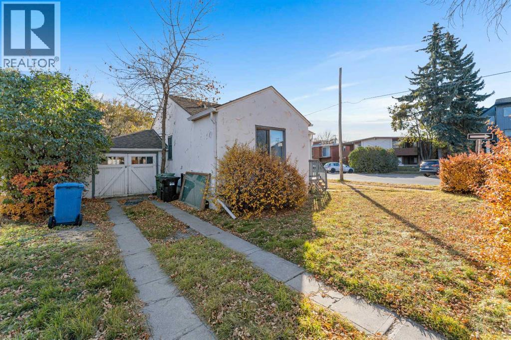 House for Sale in 1402 Centre A Street NE|Calgary, Alberta T2E2Z9 3