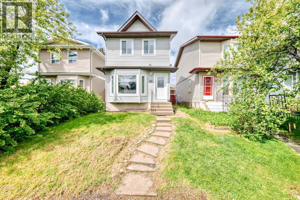 House for Sale in 42 Taraglen Road NE|Calgary, Alberta T3J2N6 2