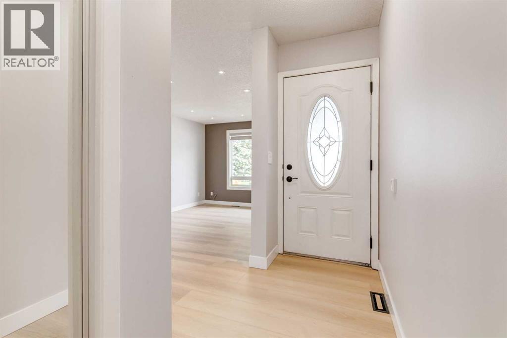 House for Sale in 204 Hawkhill Way NW|Calgary, Alberta T3G3J1 3