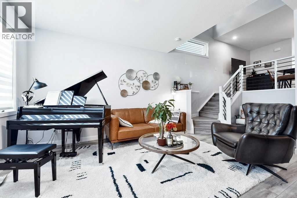 House for Sale in 207 Aquila Way NW|Calgary, Alberta T3R1Z8 2