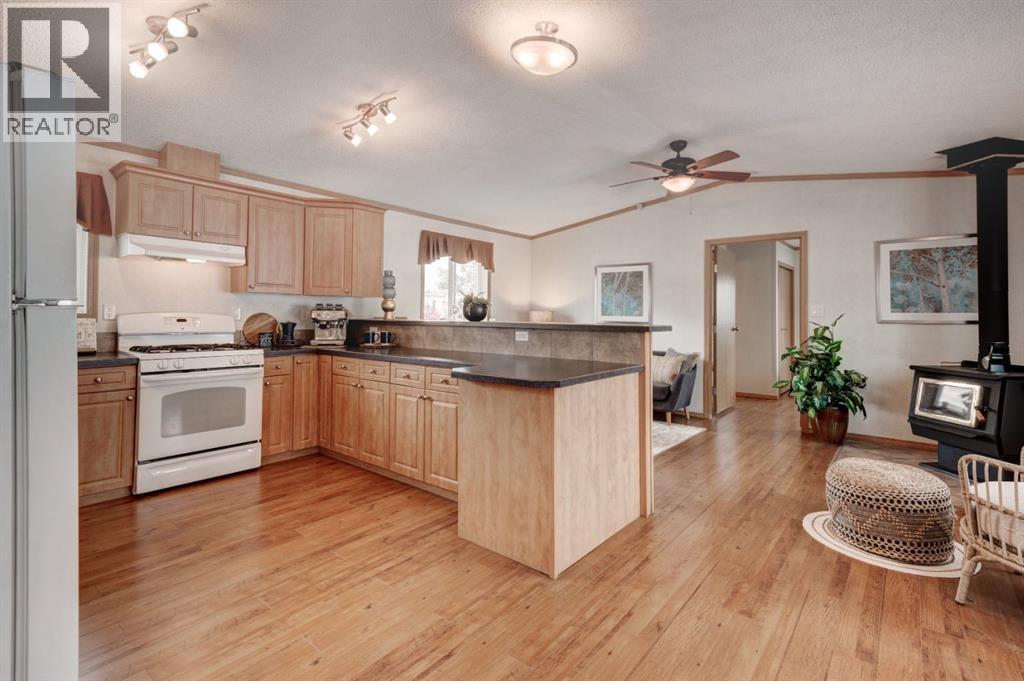 Mobile Home for Sale in 6, 6724 17 Avenue SE|Calgary, Alberta T2A0W5 2