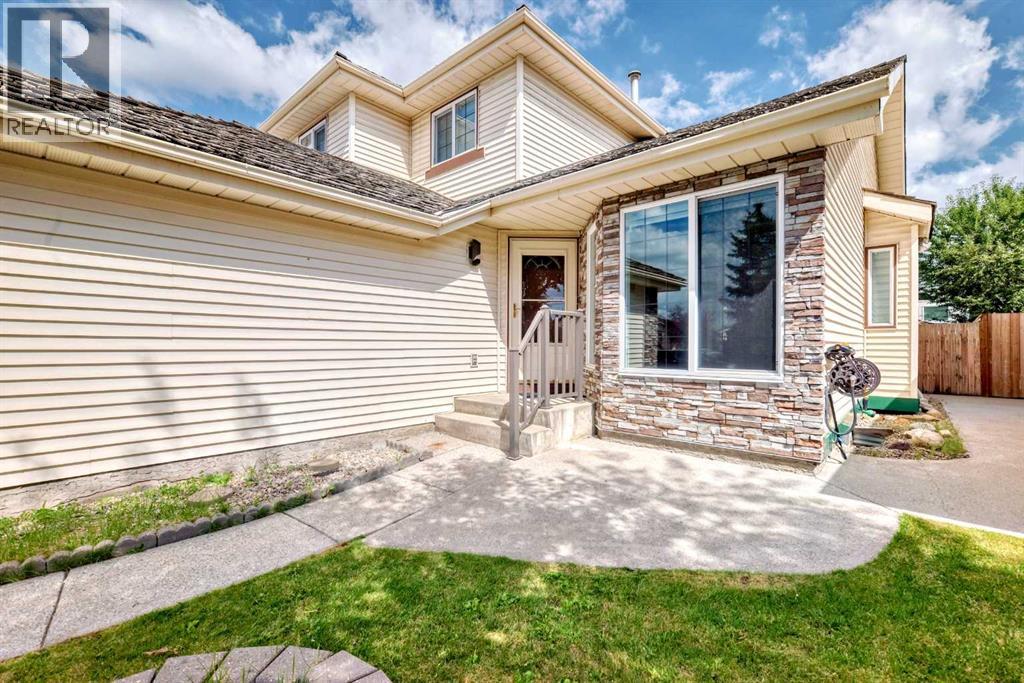 House for Sale in 51 Douglas Woods Hill SE|Calgary, Alberta T2Z2G5 2