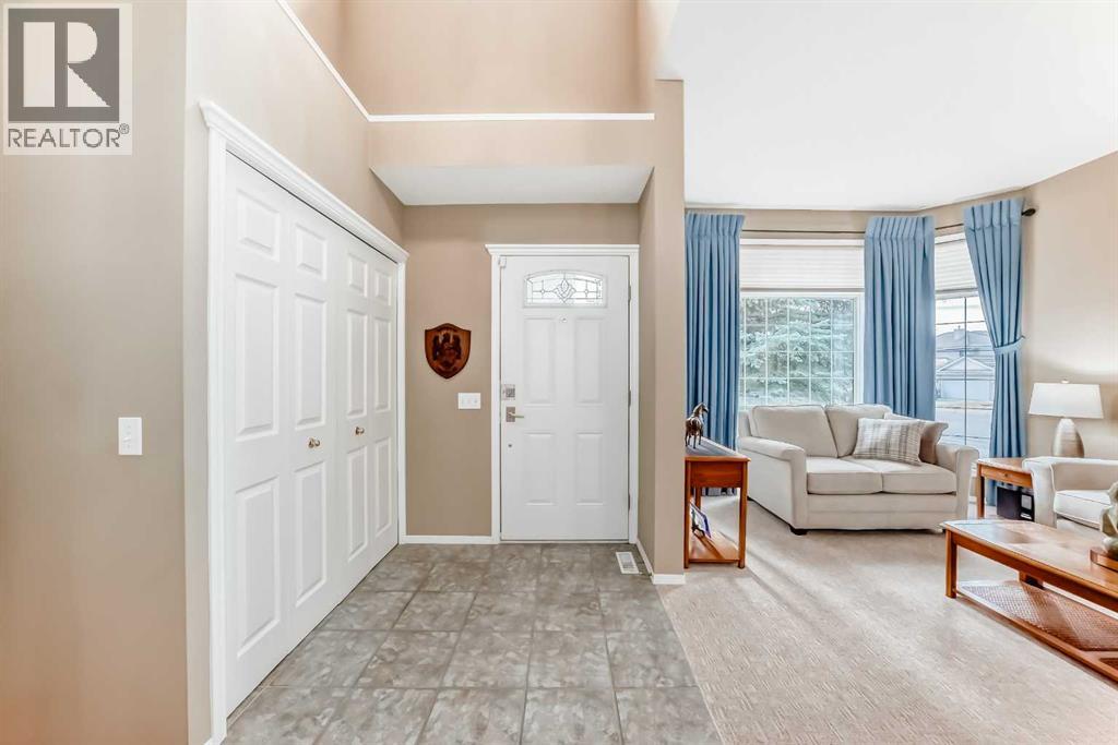 House for Sale in 6 Mt Yamnuska Court SE|Calgary, Alberta T2Z2T8 4