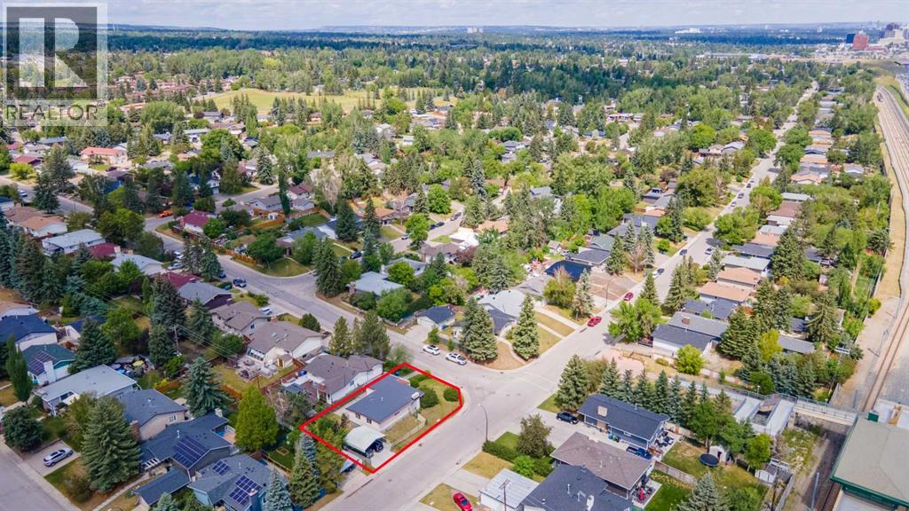 House for Sale in 703 130 Avenue SW|Calgary, Alberta T2W2M9 3