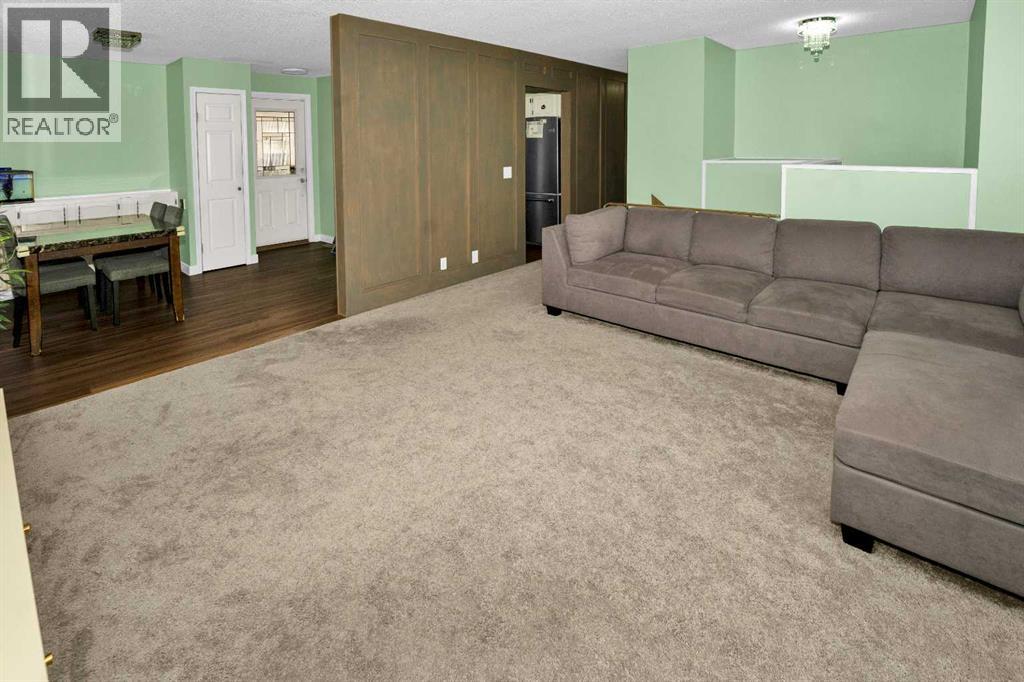 House for Sale in 1059 Pinecliff Drive NE|Calgary, Alberta T1Y3W8 3