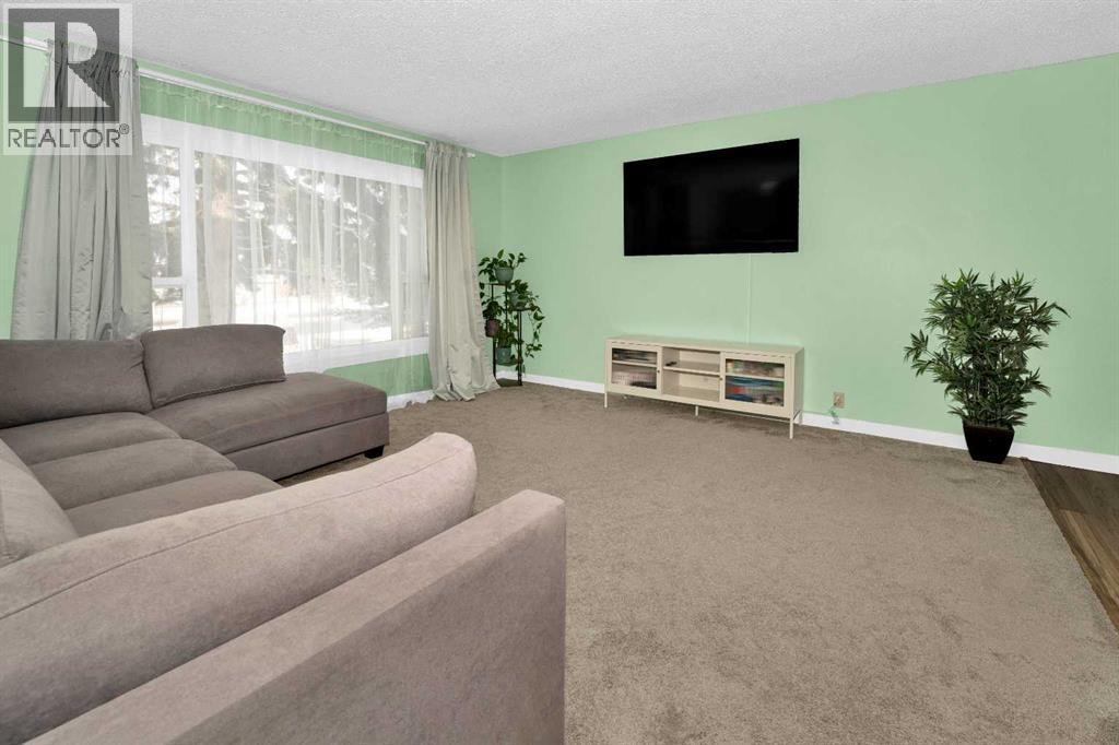 House for Sale in 1059 Pinecliff Drive NE|Calgary, Alberta T1Y3W8 2